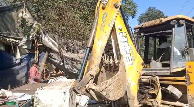 जमशेदपुर : रेलवे के जमीन में अवैध निर्माण पर चला बुलडोजर, 26 दुकान और मकान ध्वस्त