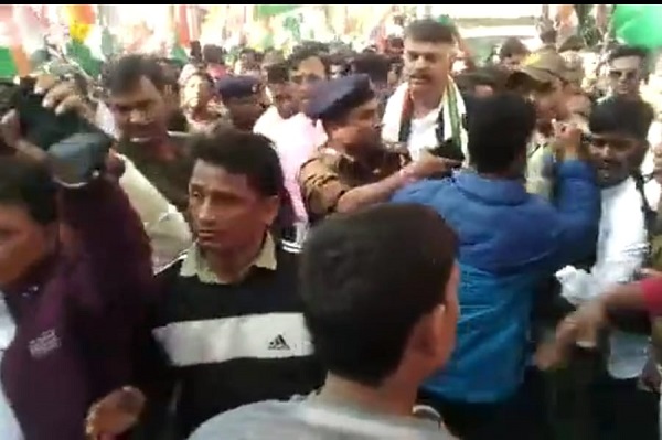 भारत जोड़ो यात्रा या भारत तोड़ो यात्रा? आपस में जमकर चले लात-घूंसे
