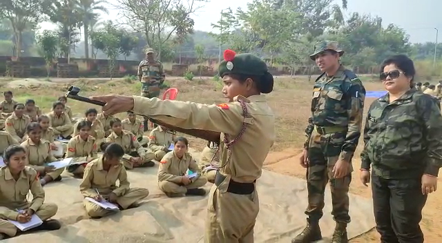 गोली बंदूक के नाम से डरने वाली लड़कियां अब लगा रही सटीक निशाना,  450 कैडेट्स ले रही एनसीसी की ट्रेनिंग