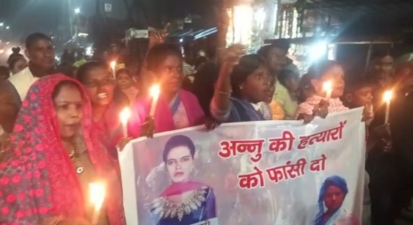 धनबाद : मृतका अन्नु कुमारी के परिवार को न्याय दिलाने के लिए झरिया में निकला कैंडल मार्च, जानिए क्या है पूरा मामला