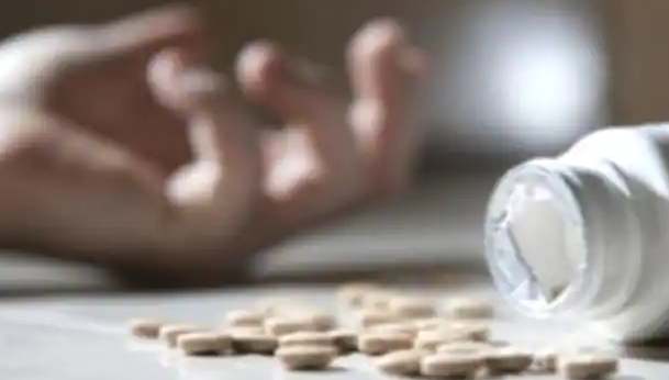 Breaking: रांची के पुंदाग में कर्ज से परेशान पति-पत्नी ने खाया जहर, पति की हालत गंभीर  