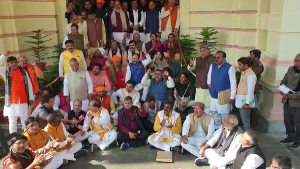 शराब कांड को लेकर बीजेपी का सदन के अंदर और बाहर धरना प्रदर्शन, सीएम नीतीश से इस्तीफे की मांग 