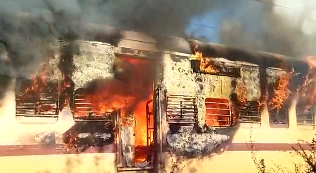 धनबाद के पाथरडीह में धू -धू कर जली रेलगाड़ी, आग बुझाने के दौरान एक रेल कर्मी गंभीर रूप से घायल