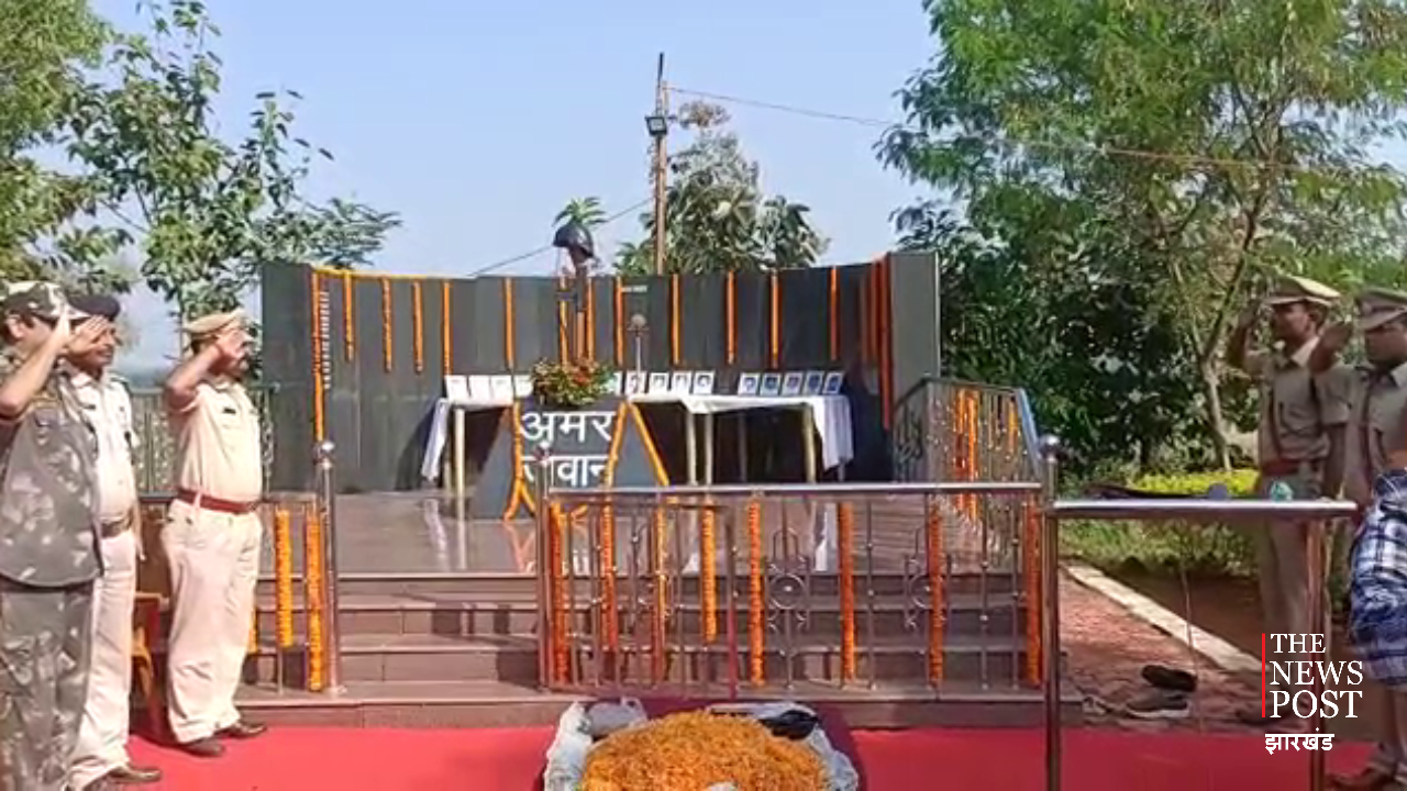 सम्मान समारोह में भावुक हुईं शहीद की पत्नी, बोलीं, लगता है अब भी साथ हैं वे