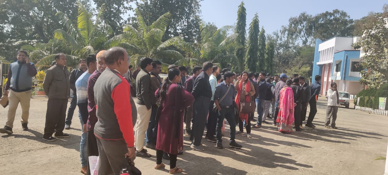 देर से कार्यालय पहुंचना पड़ा सरकारी कर्मियों को भारी, डीसी ने आंधे घंटे तक कार्यालय के बाहर खड़े होने की दी सजा