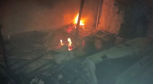 रांची के हिंदपीढ़ी में युवक की हत्या के बाद गुस्साए परिजनों ने पांच घरों को किया आग के हवाले, कई महिलाएं आग में झुलसी  