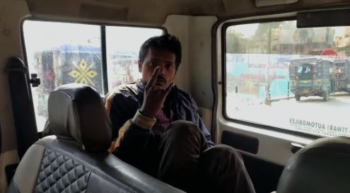 दुमका : मोबाइल चोरी के आरोप में भीड़ ने की युवक की जमकर पिटाई, वीडियो VIRAL