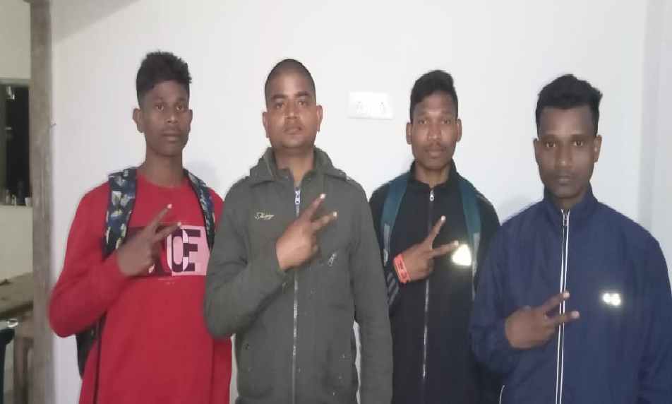 दुमका में देशभक्ति की मिसाल, नेवी में सेवा देने के बाद रिटायर्ड जवान अब युवाओं को कर रहा फौज के लिए तैयार  