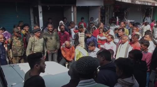 धनबाद में टोटो वालों ने दुकानदार को पीटा, दुकानकर्मी उतरे सड़क पर, जानिए और क्या कुछ हुआ 