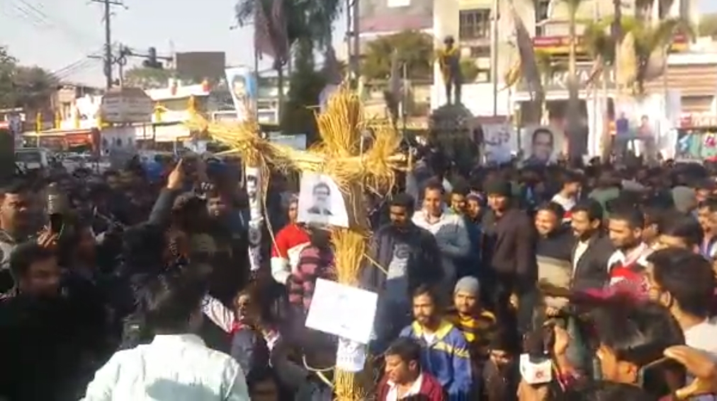 नियोजन नीति को लेकर केन्द्रीय पुस्तकालय में छात्रों का जुटान, विरोध में अभ्यर्थियों ने किया पुतला दहन 