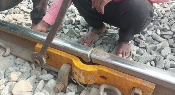 राजगीर-बख्तियारपुर रेल खंड में टूटी पटरी, कई ट्रेनें गुजरी, टला बड़ा हादसा 