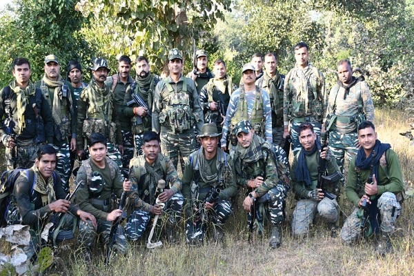 लातेहार : चातम जंगल से सुरक्षाबलों को बड़ी कामयाबी, बम और पिस्टल बरामद