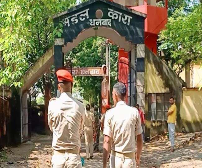 धनबाद जेल में बंदियों को नहीं मिलता भर पेट भोजन, ये हम नहीं रिपोर्ट कह रही है 