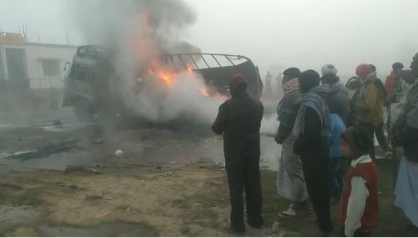 मोतीहारी : पेट्रोल पंप के पास खड़ी ट्रक में अचानक लगी आग, ट्रक में सो रहे ड्राइवर की बाल-बाल बची जान 