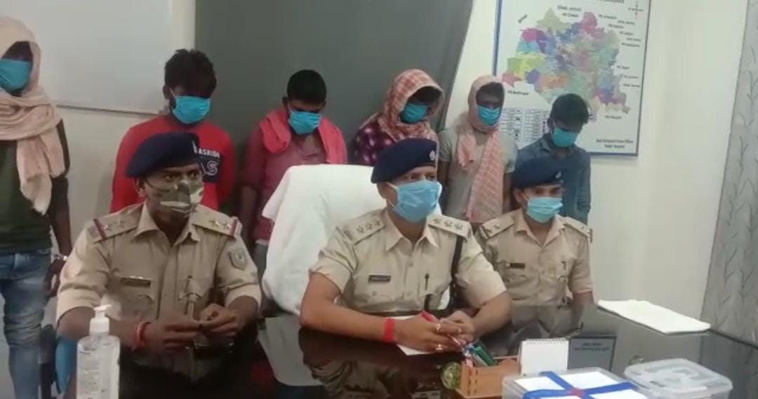 डकैती के सामान और देसी कट्टा के साथ 6 डकैत धराए