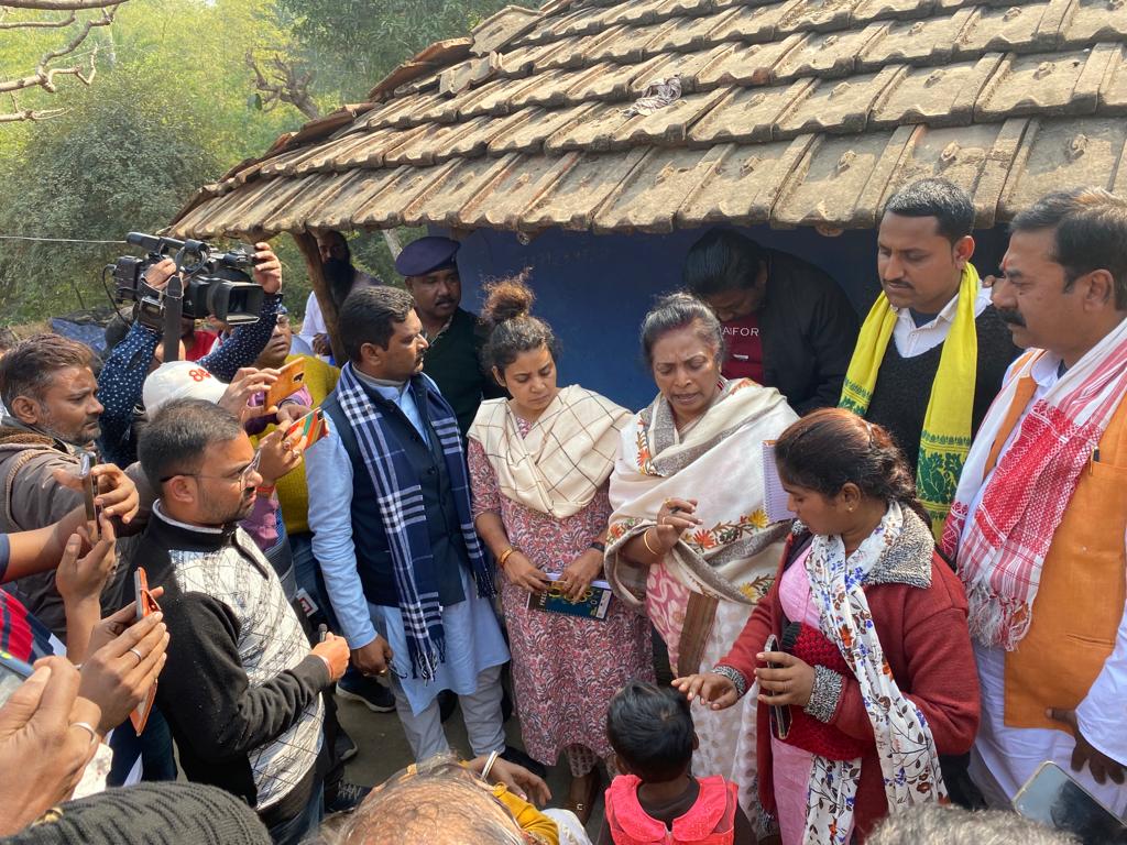 रूबिका हत्याकांड को लेकर राज्य में राजनीति तेज, सरकार के खिलाफ सड़क पर बैठी भाजपा नेत्री लुईस मरांडी 