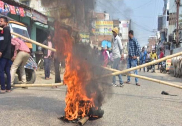बिहार : भागलपुर में दोस्त की जिंदा जलाकर हत्या, परिजनों ने घंटों किया सड़क जाम