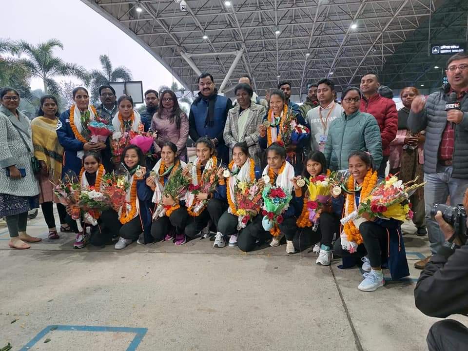 इंडियन महिला हॉकी टीम की खिलाड़ियों का रांची में भव्य स्वागत,ढोल नगाड़े से गूंज उठा बिरसा मुंडा एयरपोर्ट