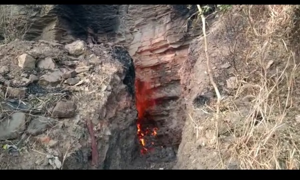 बासुदेवपुर कोलियरी में भड़की आग, बस्ती के लोगों की उड़ी नींद, जानिए अब क्या करेगा मैनेजमेंट