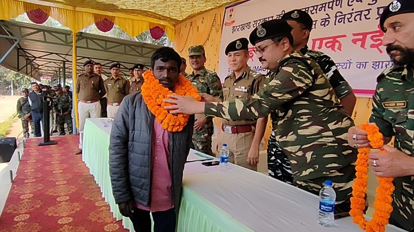 चाईबासा : एक करोड़ का इनामी नक्सली मिसिर बेसरा का करीबी माओवादी कुलदीप गंझु ने किया सरेंडर