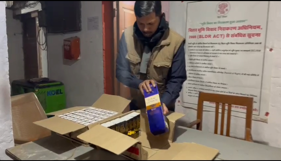 छपरा में 73 लोगों की मौत के बाद जदयू नेता के घर से भारी मात्रा में शराब बरामद,एक महिला गिरफ्तार