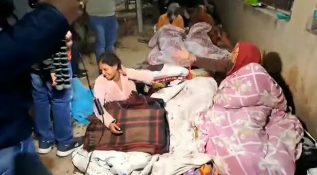 आधी रात तेजस्वी निकले पटना की सड़कों पर, फुटपाथ किनारे सो रहे लोगों को बांटा कंबल 