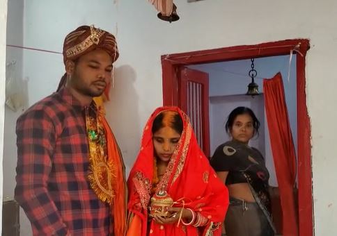 पहले जमकर हुई कुटाई फिर मंदिर में कराई गई शादी, प्रेमी जोड़े के सात फेरे  का थाना बना गवाह 