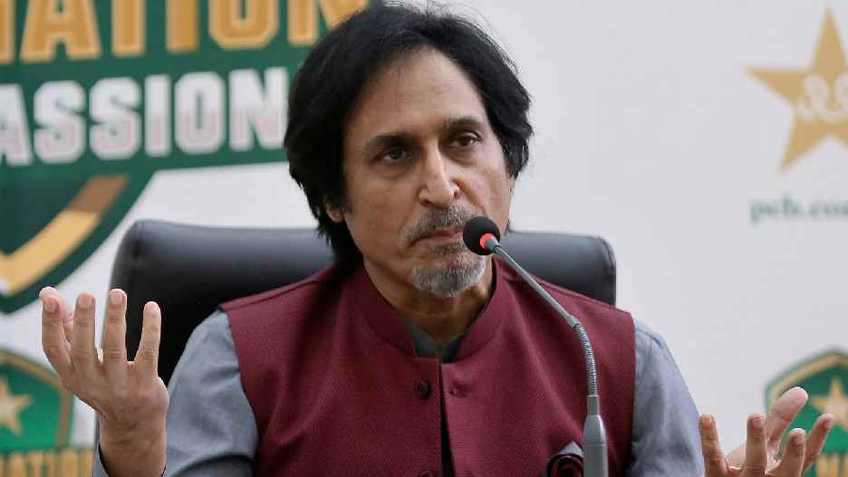 पाकिस्तान क्रिकेट बोर्ड का बड़ा फैसला, चेयरमैन के पद से हटाए गए रमीज राजा   