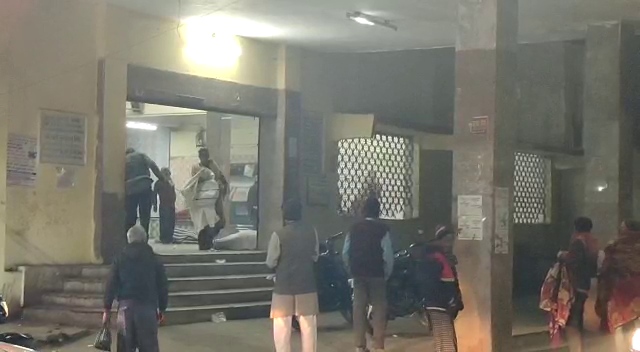 रेलवे स्टेशन पर रात गुजारने को मजबूर बेघरों पर पुलिस ने बरसाए डंडे, वीडियो वायरल