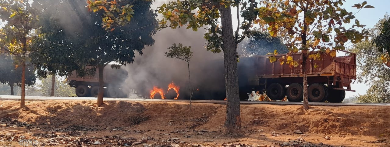 चाईबासा : दो टेलर में जोरदार भिड़ंत, दोनों चालक की जिंदा जलने से हुई मौत