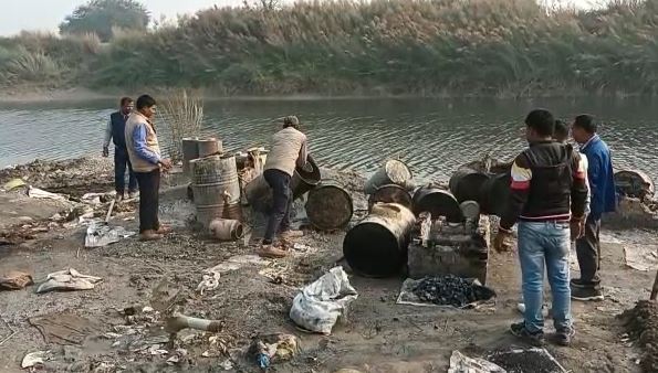 छपरा : शराब माफिया पर एक्शन, भारी मात्रा में देसी शराब नष्ट, 40 से भी ज्यादा अवैध भट्टियों को किया ध्वस्त