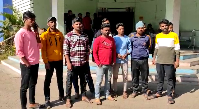 विदेश में नौकरी दिलाने के नाम पर लाखों की ठगी, आरोपी को लोगों ने पकड़कर किया पुलिस के हवाले