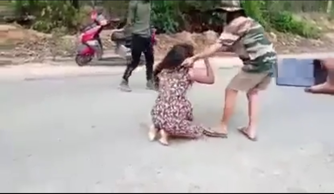 बीच सड़क पर घुटनों के बल बैठाकर युवती को गोलियों से किया छल्ली, वीडियो वायरल 