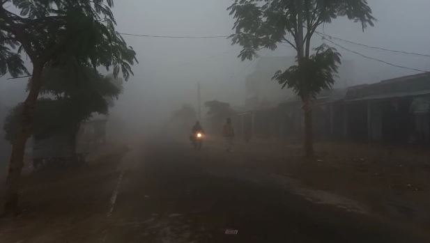 बिहार में शीतलहर, कुहासे ने बढ़ाई परेशानी, प्रशासन ने अभी तक नहीं किया अलाव का इंतजाम