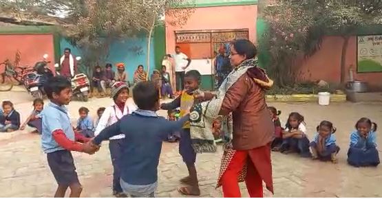 मुंगेर का ये सरकारी स्कूल पढ़ाई के अनूठे तरीके को लेकर चर्चा में, यहां नाचते गाते बच्चों को दी जाती है शिक्षा 