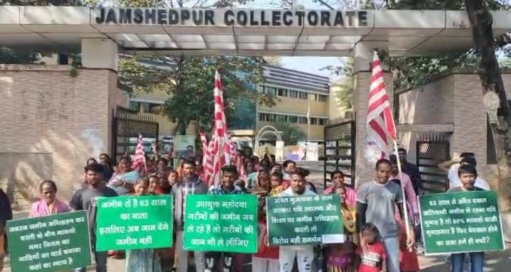 जमशेदपुर : अवैध ख़तियानी जमीन पर नगर निगम बनवा रहा पार्किंग, स्थानीयों में आक्रोश