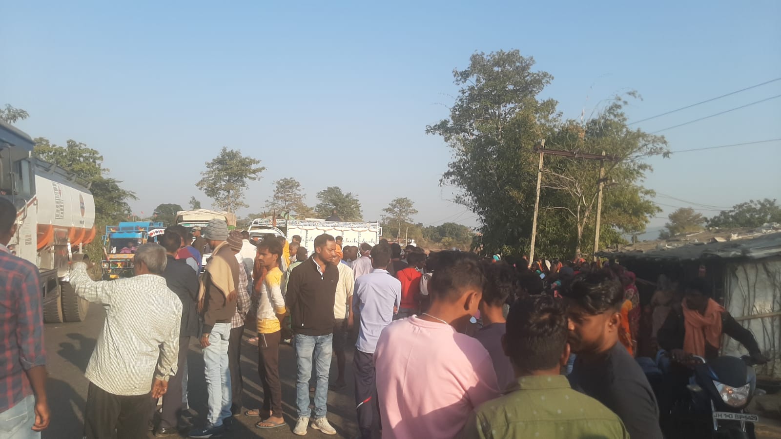 गिरिडीह : तेज़ रफ़्तार वाहन की चपेट में आने से किसान की मौत, ग्रामीणों में आक्रोश