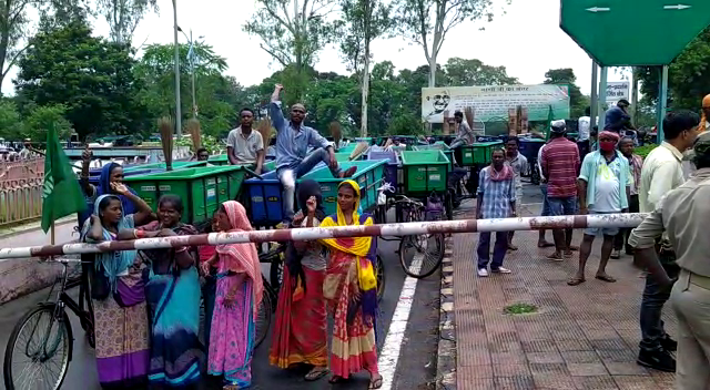 सफाईकर्मीयों ने घेरा प्रबन्धन को, इस्पात प्रबन्धन के खिलाफ जमकर लगाये नारे..!