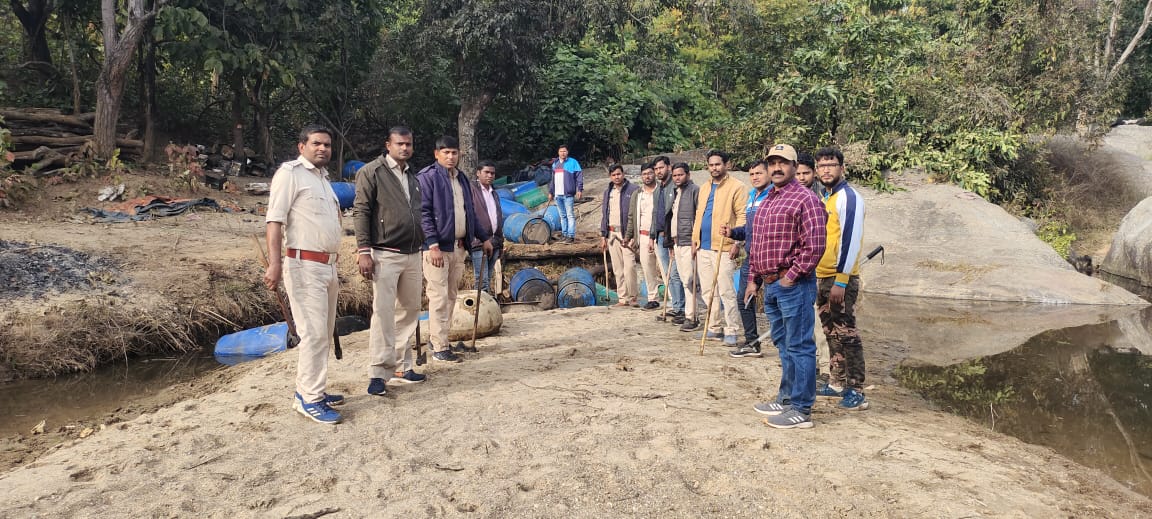 गिरिडीह: अवैध शराब कारोबार के खिलाफ उत्पाद विभाग की कार्रवाई, सैकड़ों लीटर महुआ शराब जब्त 