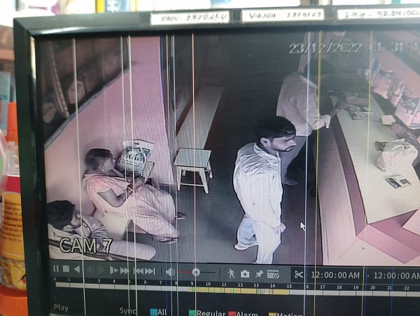 धनबाद के कतरास में दिनदहाड़े दो लाख की छिनतई, जानिए कैसे हुई घटना