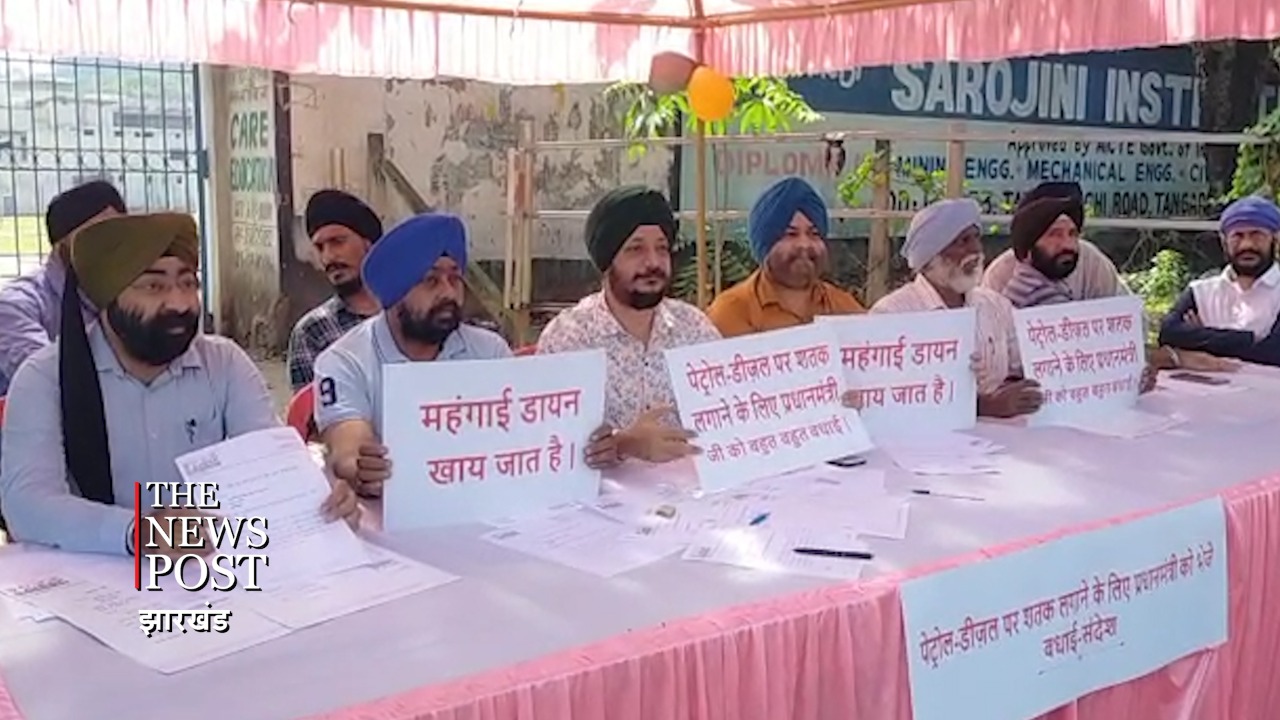 अनोखा विरोध..! पेट्रोल डीजल के दाम 100 पार होने पर प्रधानमंत्री को बधाई