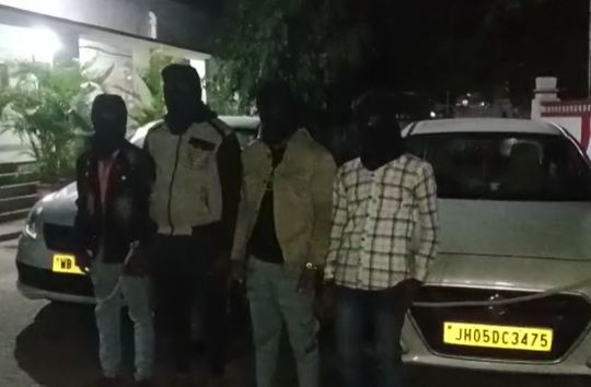 देवघर: पुलिस ने चार घंटों के अंदर ही लूट की गाड़ी की बरामद, चार लुटेरे भी गिरफ्तार  