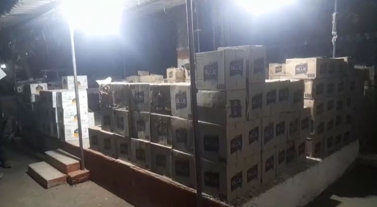 बांका में डाक पार्सल,व बेटी बचाओ बेटी पढ़ाओ लिखे कंटेनर  से भारी मात्रा में शराब बरामद, दो गिरफ्तार 