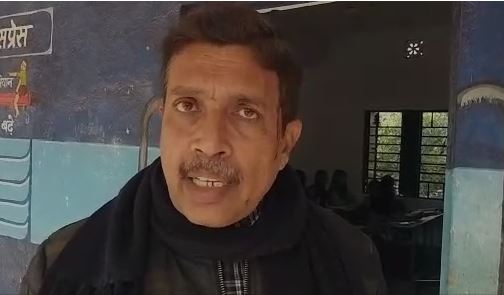 धनबाद में शिक्षकों की नैतिकता हुई तार-तार, स्कूल में बच्चों के सामने ही भिड़ गए टीचर, जमकर चले लात-घूसे