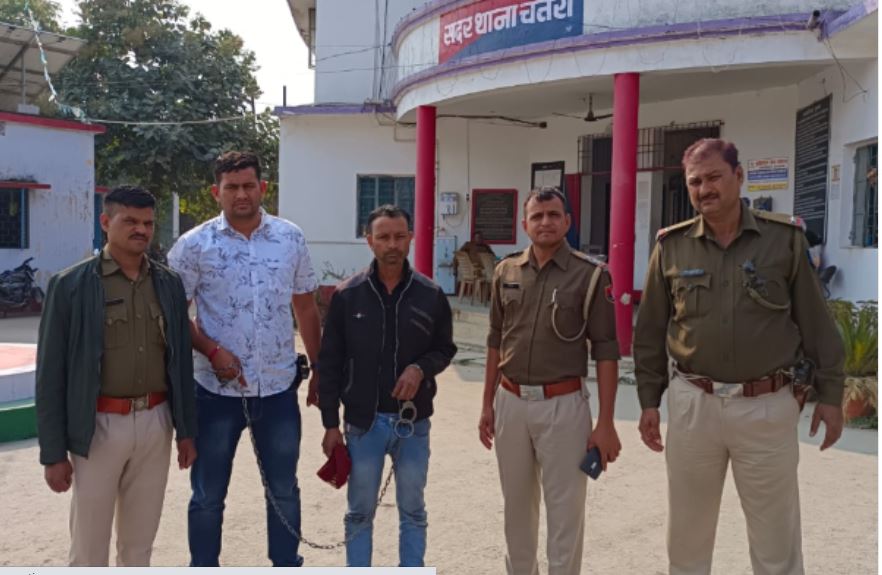 12 साल से फरार तस्कर चतरा से गिरफ्तार, राजस्थान पुलिस को सौंपा गया ट्रांजिट रिमांड पर, जानिए पूरा मामला