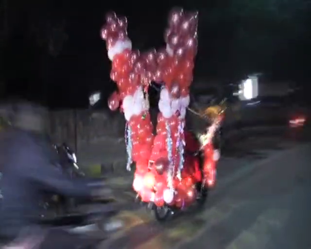 क्रिसमस के मौके पर जमशेदपुर की सड़को पर लोगों के बीच खुशियां बांट रहें सांता क्लाज ! 