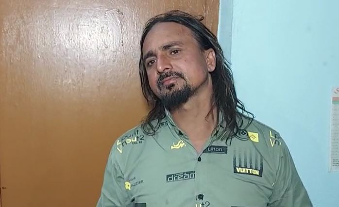 दरभंगा एयरपोर्ट से मैगजीन और कारतूस के साथ एक युवक गिरफ्तार, कई फर्जी आईकार्ड भी बरामद