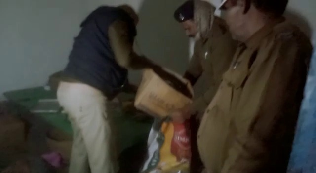 गिरिडीह : उत्पाद विभाग ने होटल में मारा छापा, 5 लाख का नकली शराब जब्त, दो गिरफ्तार 