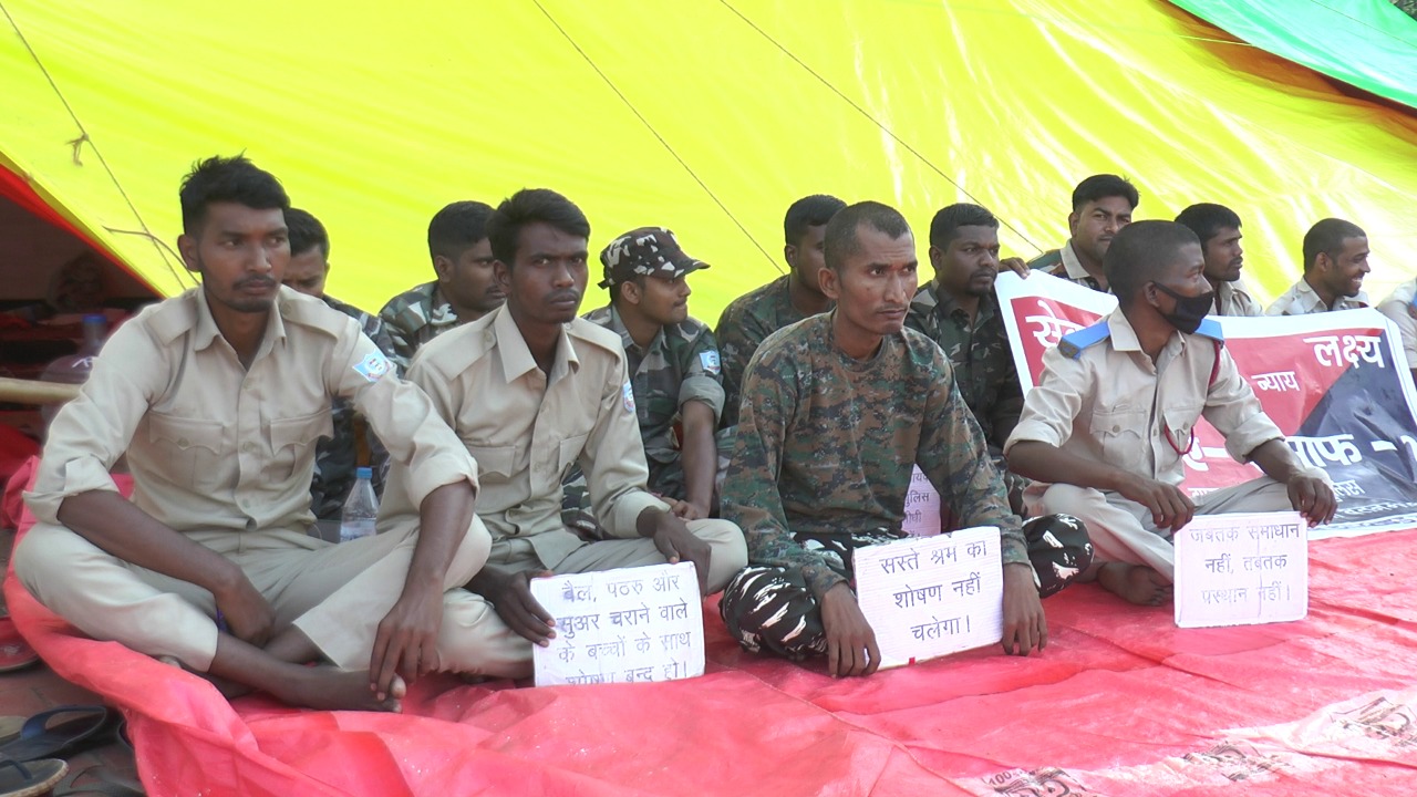 सहायक पुलिसकर्मियों के आंदोलान पर मंत्री सेंक रहे  राजनीतिक रोटी