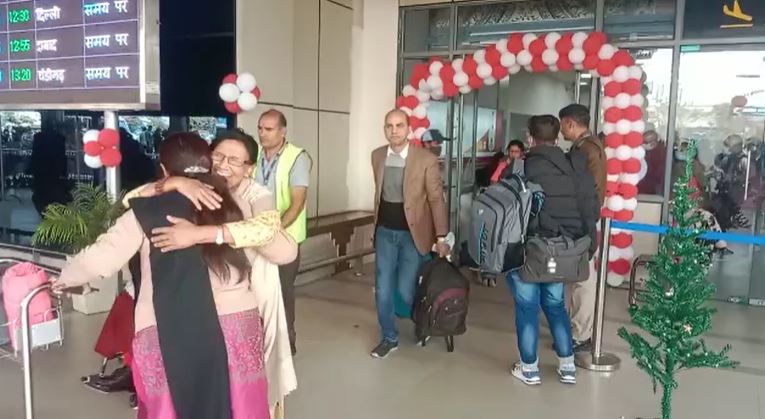 Corona Alert ! पटना एयरपोर्ट पर यात्री नहीं करवा रहे कोविड जांच, स्वास्थ्य कर्मियों को हो रही परेशानी 